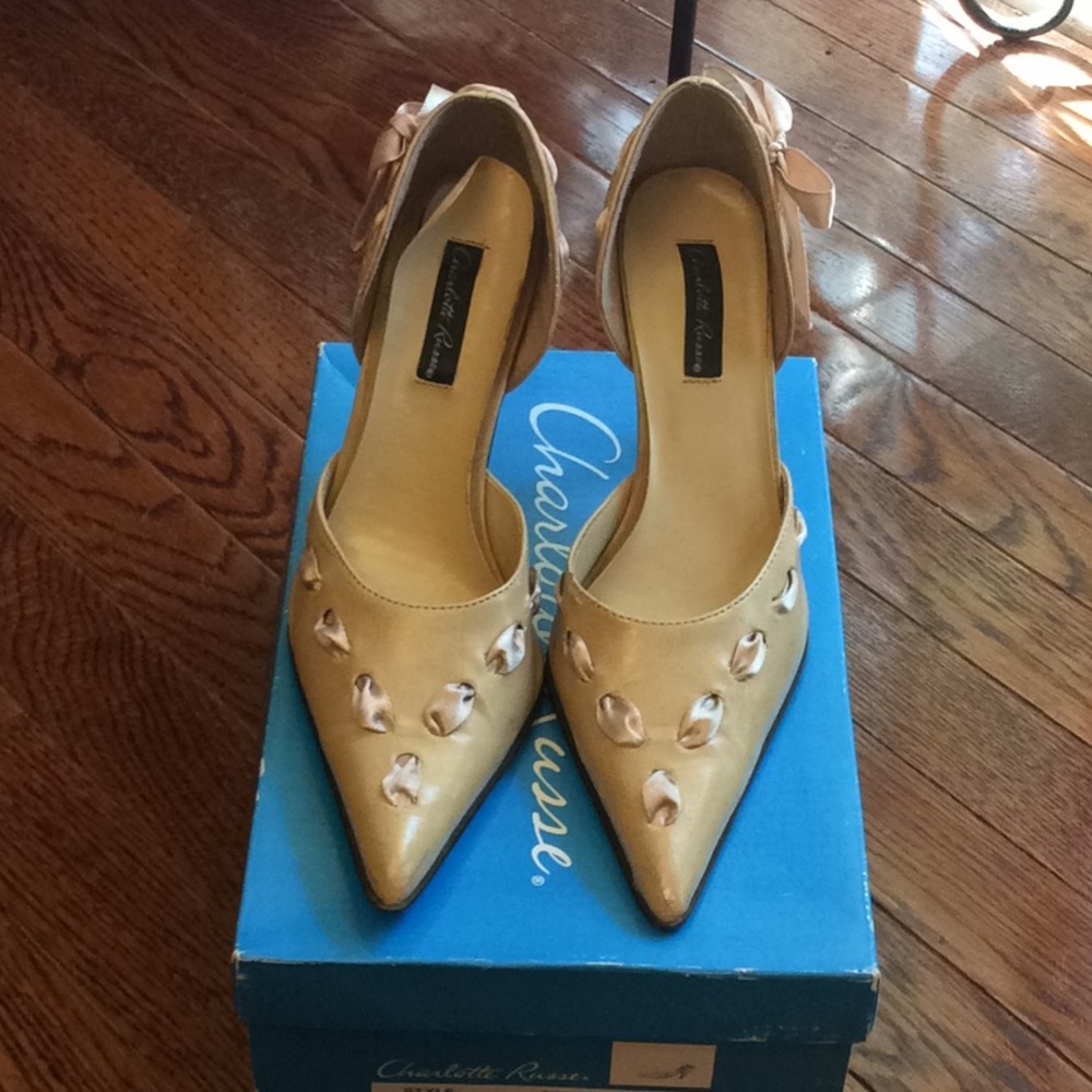 Nude heels with lace